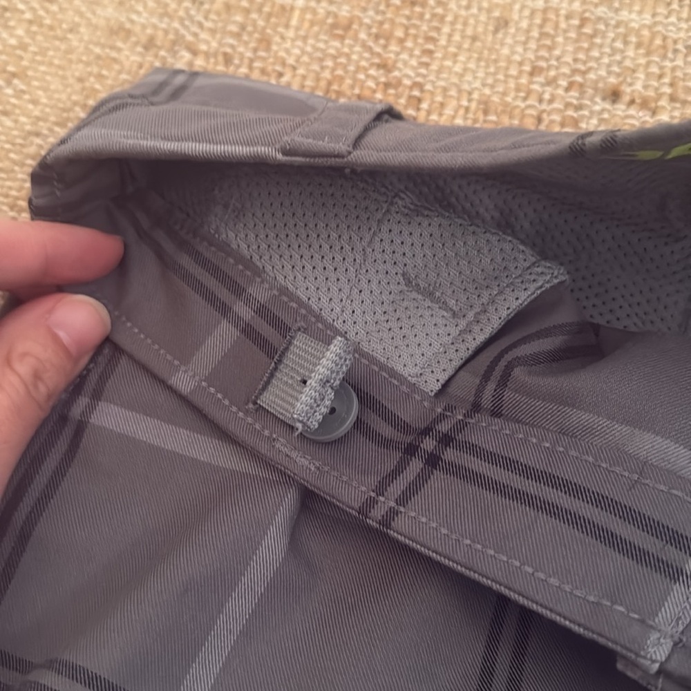 Under Armour Gray Plaid Flat Front Shorts Sz Youth Large - Picture 5 of 7